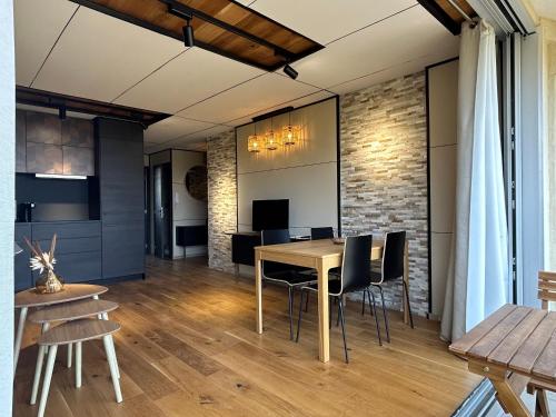 une salle à manger avec une table et des chaises dans l'établissement Appart 3 pièces 6 couchages BANYULS SUR MER BN100-B232, à Banyuls-sur-Mer