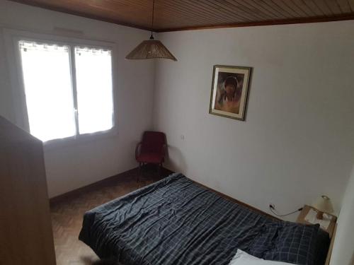 une chambre avec un lit et une fenêtre dans l'établissement Location vacances Royan, à Royan