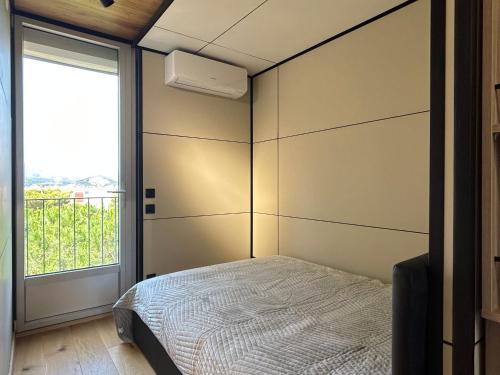 une chambre avec un lit et une grande fenêtre dans l'établissement Appart 3 pièces 6 couchages BANYULS SUR MER BN100-B232, à Banyuls-sur-Mer