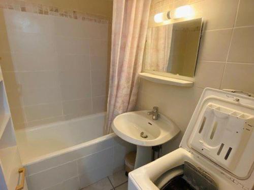 une salle de bain avec un lavabo et une baignoire dans l'établissement Charmant F2 avec Balcon et Parking à 50m des Thermes, Centre-Ville - Animaux Acceptés - FR-1-703-125, à Amélie-les-Bains-Palalda