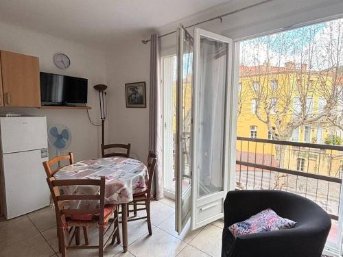 un salon avec une table et une cuisine avec une fenêtre dans l'établissement Studio Confortable avec WIFI, Parking, Proche Thermes et Centre Ville d'Amélie-les-Bains - FR-1-703-62, à Amélie-les-Bains-Palalda