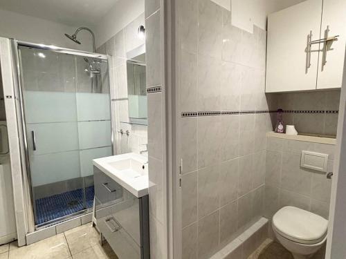 Kúpeľňa v ubytovaní Studio Confortable avec WIFI, Parking, Proche Thermes et Centre Ville d'Amélie-les-Bains - FR-1-703-62