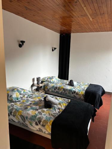 - une chambre avec un lit et une couette dans l'établissement Appartement 2 chambres, à Baix