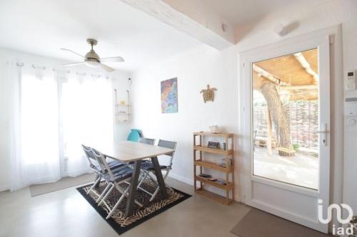 une salle à manger avec une table et des chaises et une fenêtre dans l'établissement Villa Anza de la Olla - Le Racou plage - 13 personnes - 5 chambres, à Argelès-sur-Mer