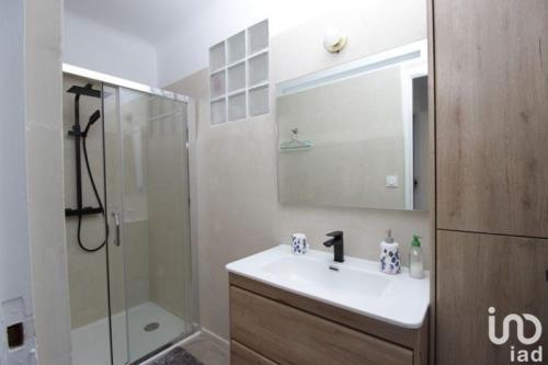 une salle de bain avec un lavabo et une douche dans l'établissement Villa Anza de la Olla - Le Racou plage - 13 personnes - 5 chambres, à Argelès-sur-Mer