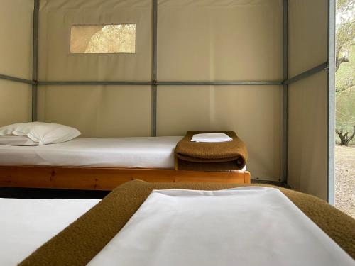 Posteľ alebo postele v izbe v ubytovaní Camping Paleokastritsa