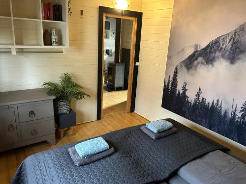 Postel nebo postele na pokoji v ubytování Carpe Diem, het ruime chalet met houtkachel nabij Wildlands Emmen