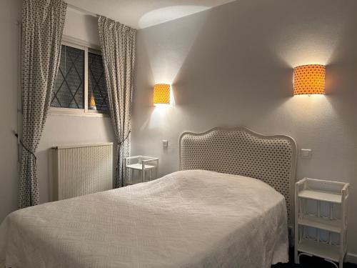 - une chambre avec un lit et deux lumières sur le mur dans l'établissement Appart 2 pièces - cabine 6 couchages BANYULS SUR MER BN130-C113, à Banyuls-sur-Mer