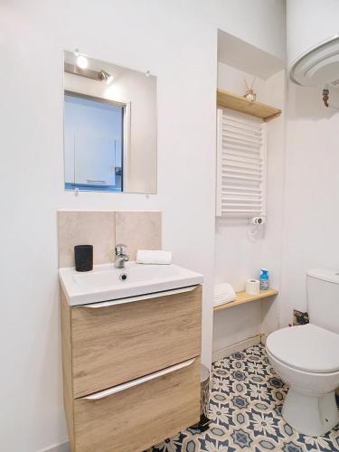 une salle de bain avec un lavabo et des toilettes dans l'établissement Studio Loubet, à Cherbourg en Cotentin
