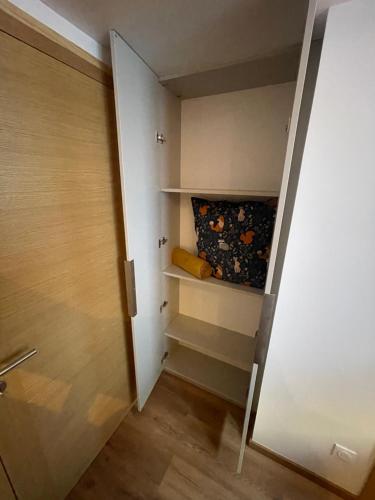 einen begehbaren Kleiderschrank mit einer Treppe und einer Tür in der Unterkunft Chalet de l'Olympe in Les Allues