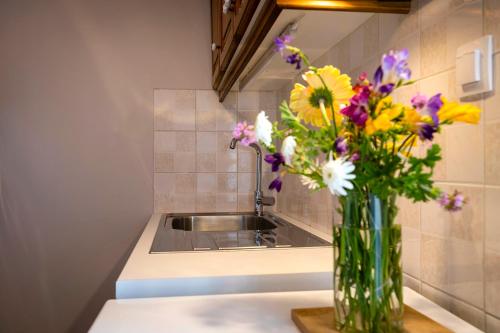 Ένα μπάνιο στο Chrysallida Apartment