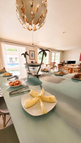 un piatto con un fiocco sopra un tavolo di Resort La Marina a Búzios