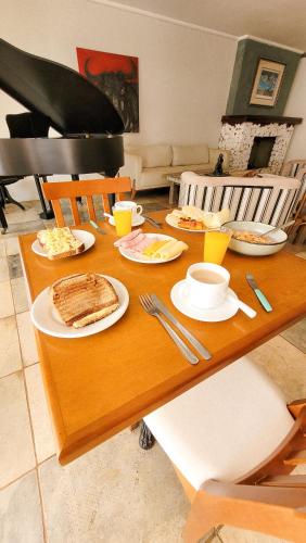 un tavolo di legno con piatti di cibo sopra di Resort La Marina a Búzios