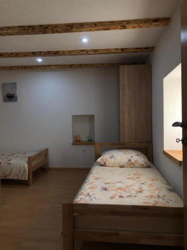 a bedroom with two beds in a room at Kuća za odmor Ravančić in Sopot