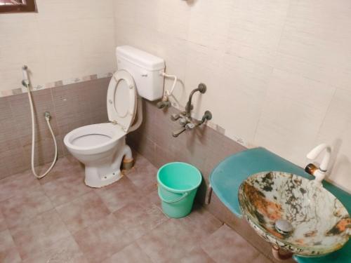 un baño con inodoro y bañera en The Sheltor, en Chennai