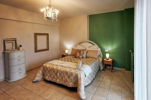 une chambre avec un lit et un mur végétal dans l'établissement The Vintage House in San Giovanni Rotondo, à San Giovanni Rotondo