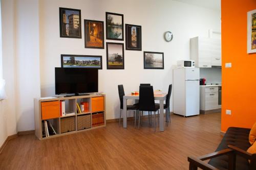 Televízia a/alebo spoločenská miestnosť v ubytovaní Il Borgo appartamento Clelia