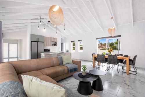 Dapur atau dapur kecil di Sunlit Oasis Ocean & Golf Retreat by Host Agents