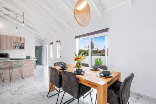 Dapur atau dapur kecil di Sunlit Oasis Ocean & Golf Retreat by Host Agents