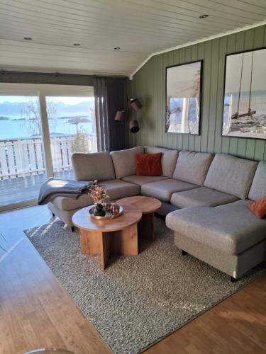 a living room with a couch and a table at Sentralt, kort vei til byens fasiliteter in Molde