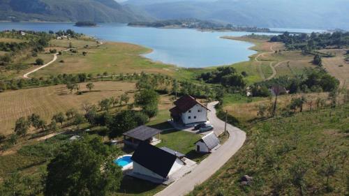 an aerial view of a house next to a lake at Kuća za odmor Ravančić in Sopot