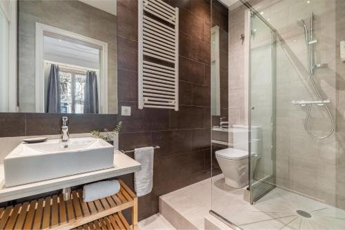 a bathroom with a sink and a shower and a toilet at Fuster Apartments by Aspasios in Barcelona