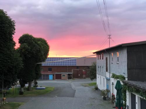 Východ nebo západ slunce při pohledu z apartmánu nebo okolí