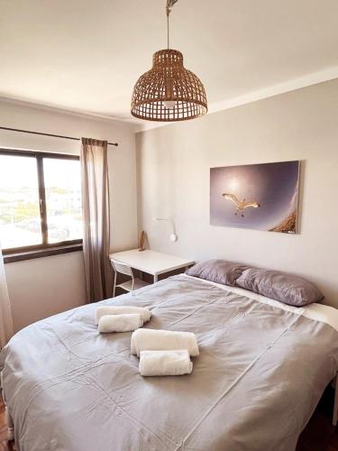Кровать или кровати в номере Sandycamps Surf House