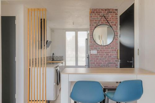 a kitchen with two blue chairs and a counter at L'Escale, Appartement 2 chambres avec Balcon, Villefranche in Villefranche-sur-Saône