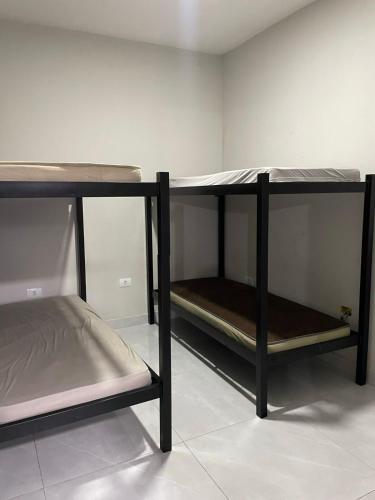 ソロカーバにあるCasa alegriaの二段ベッドが2つある部屋