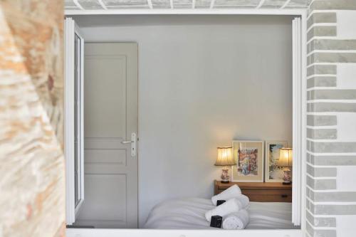 Katil atau katil-katil dalam bilik di Maritime villa between beach and forest