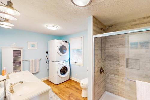 een badkamer met een wasmachine en droger bij Otter Crossing in Penhook