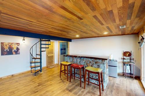 een keuken met een bar met een houten plafond bij Otter Crossing in Penhook