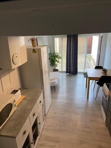 Il dispose d'une cuisine et d'un salon avec une table et un réfrigérateur. dans l'établissement Studio 1 personne Vaucluse, à Carpentras