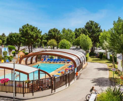 - une piscine dans un parc à thème avec une personne à vélo dans l'établissement Mobil home CARNAC, à Carnac