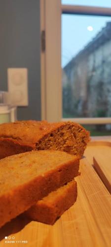 サン・テミリオンにあるChâteau Vieux Clos Saint Émilionの木製の板に座ったパン2枚