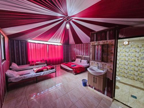 Ένα μπάνιο στο Beduin Star Trail Camp
