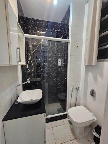 um banheiro com chuveiro, vaso sanitário e pia em RIO BEM-ESTAR CONFORTO e LOCALIZAÇÃO no Rio de Janeiro