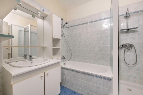 Et badeværelse på Appartement dans résidence calme pour 4