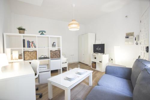 Televízia a/alebo spoločenská miestnosť v ubytovaní RentalSevilla Santa Rufina
