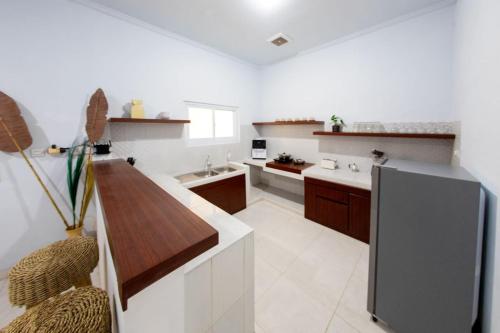 Η κουζίνα ή μικρή κουζίνα στο Coco Guest House Canggu