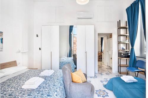 ein Zimmer mit einem Bett und einem Stuhl darin in der Unterkunft Casa vacanza da Enza a Toledo in Neapel