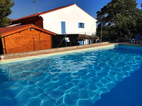 une piscine devant une maison dans l'établissement LE NORD AU SUD de 3 à 6 personnes près Les Gorges du Verdon, à Villecroze