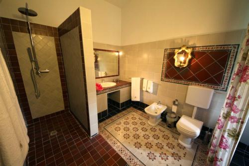 Kylpyhuone majoituspaikassa Villa Pallavicini B&B