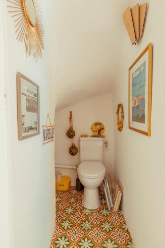 une salle de bain avec toilettes dans une chambre dans l'établissement La Roucoulade Gite Slow Chic, à Ventabren