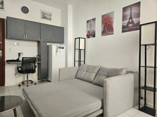 uma sala de estar com um sofá e uma geladeira em RIO BEM-ESTAR CONFORTO e LOCALIZAÇÃO no Rio de Janeiro