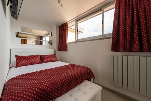 a small bedroom with a bed and a window at Casa di Eva in Pisa