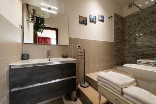 a bathroom with a sink and a tub and a toilet at Casa di Eva in Pisa