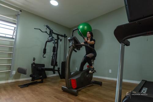 Das Fitnesscenter und/oder die Fitnesseinrichtungen in der Unterkunft Rede Andrade SLZ