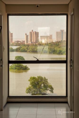 Blick auf einen Fluss in der Nähe des Hotels